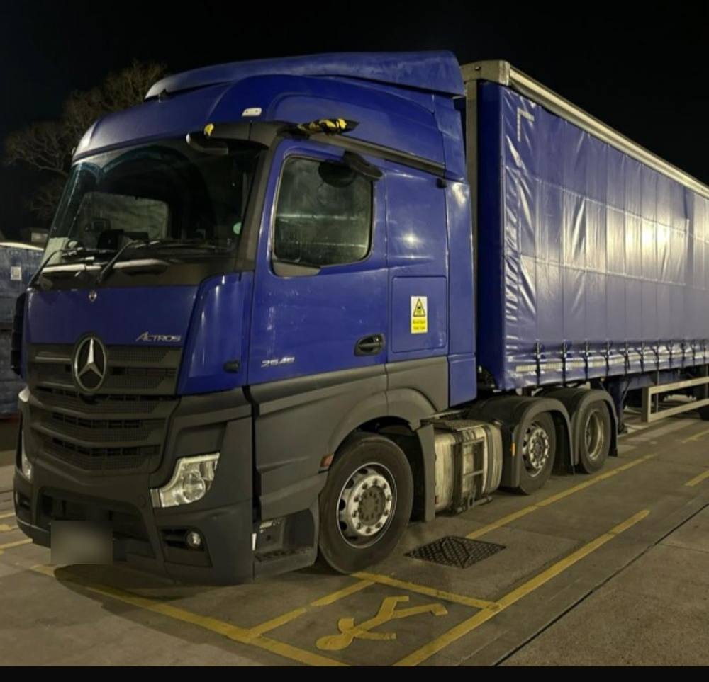 Vectio Mercedes Actros tractor unit with a blue curtainside trailer, parked up at night